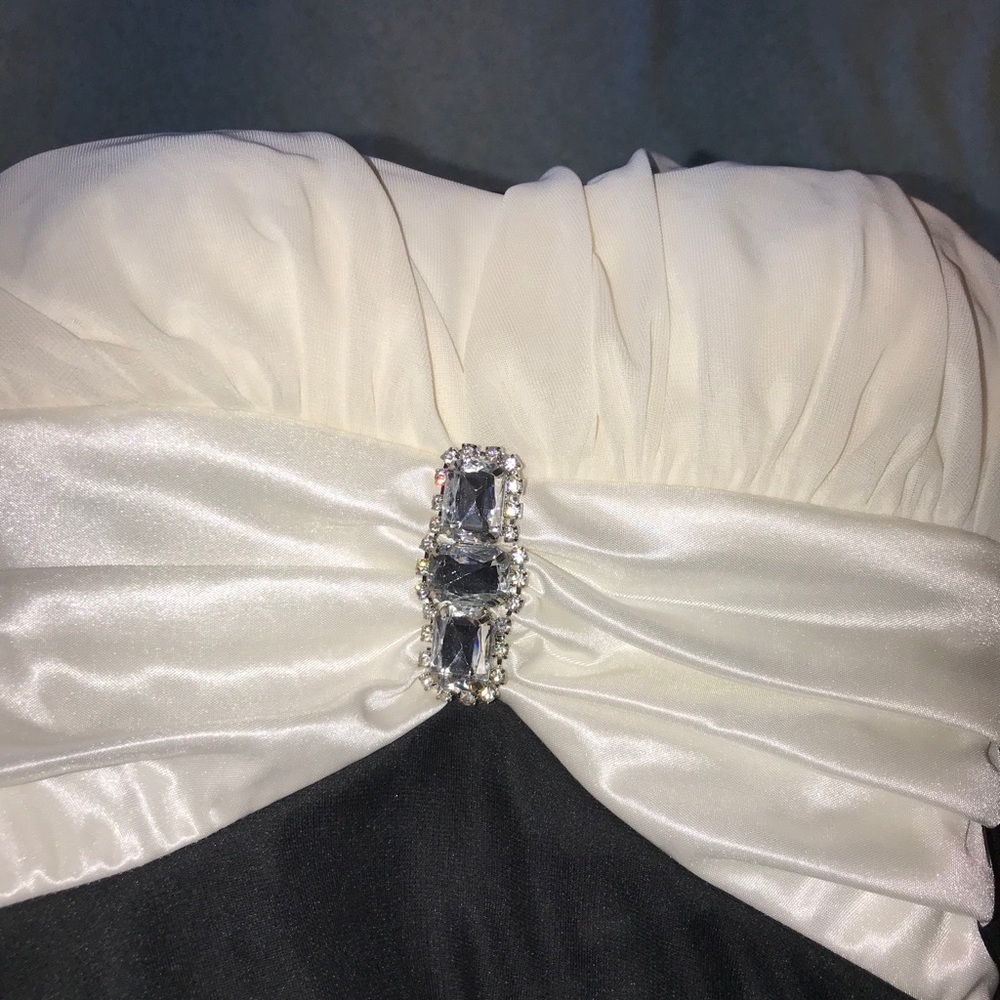 XOXO DRESS - Picture 3 of 5